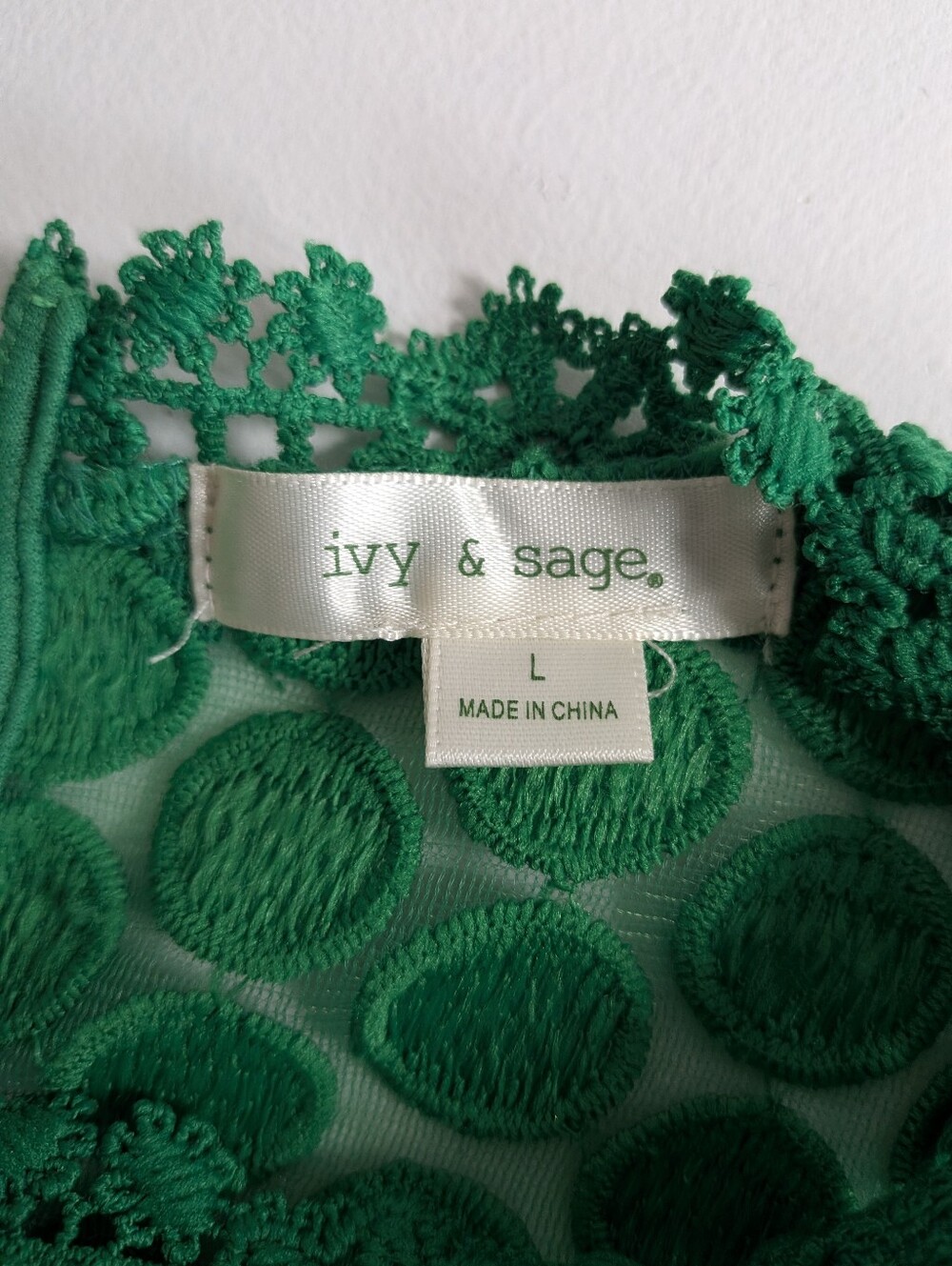 Ivy & Sage Green Polka Dot Lace Ruffle Sleeveless Round Neck Blouse Sz L - Picture 9 of 10